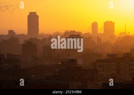 Paysage urbain du Caire au coucher du soleil avec des pyramides visibles en arrière-plan, comme vu du Parc Al Azhar, Salah Salem St, El-DARB El-Ahmar, le Caire, Egypte Banque D'Images