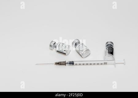 PRAGUE, CZE - 10 mars 2021. Ampoules de vaccin contre le virus du SRAS COVID-19. Vaccin à ARNm COMIRNATY sur fond blanc. Seringue avec vaccin COMIRNATY contre S. Banque D'Images