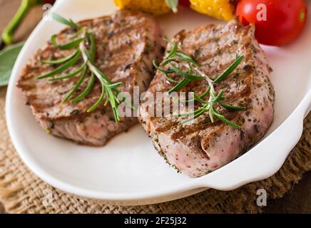 Tendre et juteux steak de veau rosé avec frites Banque D'Images