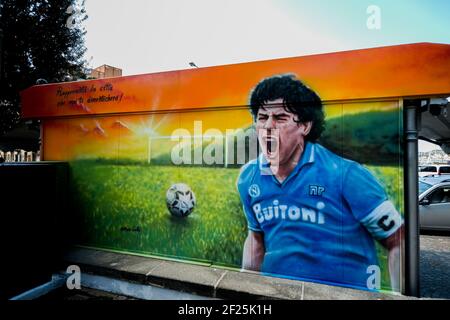 Pozzuoli, le 10 mars 2021. Nouvelle fresque à Pozzuoli, dans la province de Naples, représentant le visage de Diego Armando Maradona, décédé le 25 novembre 2020, Dique Luj‡n, Argentine, ancien joueur de ssc napoli de 1984 à 1991. La figure de maradona à naples et dans la province est vénérée comme un saint. Banque D'Images