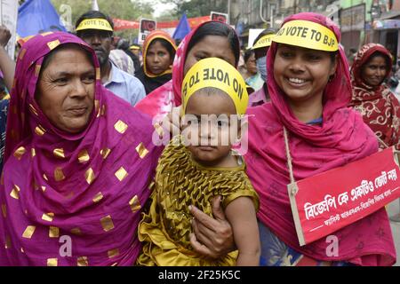 Kolkata, Inde. 10 mars 2021. Les activistes participent à un rassemblement contre le Parti Bharatiya Janta (BJP) et Rashtriya Swayamsevak Sangh (RSS) avant les élections législatives de l'État de Vidhansabha. (Photo de Ved Prakash/Pacific Press) Credit: Pacific Press Media production Corp./Alay Live News Banque D'Images