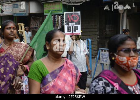 Kolkata, Inde. 10 mars 2021. Les activistes participent à un rassemblement contre le Parti Bharatiya Janta (BJP) et Rashtriya Swayamsevak Sangh (RSS) avant les élections législatives de l'État de Vidhansabha. (Photo de Ved Prakash/Pacific Press) Credit: Pacific Press Media production Corp./Alay Live News Banque D'Images