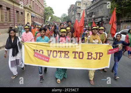 Kolkata, Inde. 10 mars 2021. Les activistes participent à un rassemblement contre le Parti Bharatiya Janta (BJP) et Rashtriya Swayamsevak Sangh (RSS) avant les élections législatives de l'État de Vidhansabha. (Photo de Ved Prakash/Pacific Press) Credit: Pacific Press Media production Corp./Alay Live News Banque D'Images