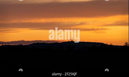 Les frontières écossaises au coucher du soleil avec le Waterloo Monument en silhouette, Scottish Borders, Royaume-Uni Banque D'Images