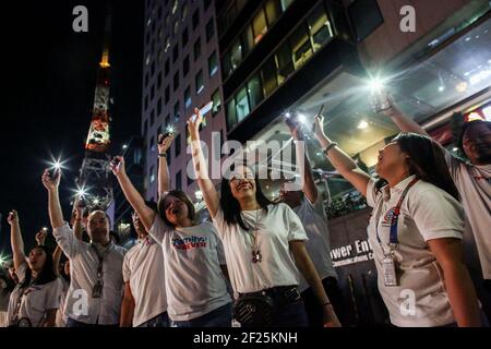 Les partisans et les employés d'ABS-CBN, le plus grand réseau de diffusion du pays, des bougies lumineuses et des slogans criants se joignent à une manifestation devant le bâtiment ABS-CBN de Manille, aux Philippines. Banque D'Images