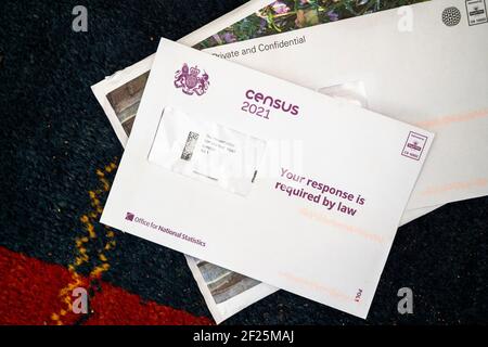 La lettre officielle du recensement de 2021 arrivant par une boîte aux lettres nationale sur un paillasson. Banque D'Images