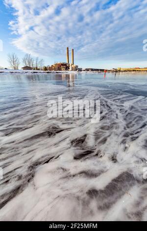 Modèles de glace sur le port supérieur en février à Marquette, Michigan, États-Unis Banque D'Images