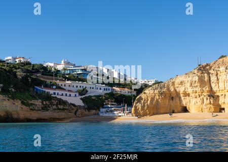 La ville balnéaire de Benagil sur la côte de l'Algarve Portugal Banque D'Images