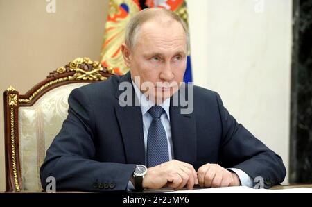 Moscou, Russie. 10 mars 2021. Le président russe Vladimir Poutine organise une réunion vidéo-conférence avec des hauts responsables du gouvernement de la Fédération de Russie du Kremlin le 10 mars 2021 à Moscou, en Russie. Credit: Planetpix/Alamy Live News Banque D'Images