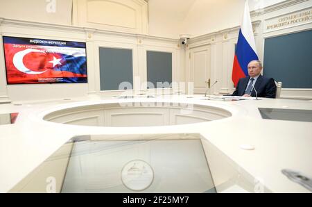 Moscou, Russie. 10 mars 2021. Le président russe Vladimir Poutine et le président turc Recep Tayyip Erdogan participent à une cérémonie virtuelle pour le lancement de la construction de la centrale nucléaire d’Akkuyu dans la province de Mersin en Turquie par vidéoconférence du Kremlin le 10 mars 2021 à Moscou, en Russie. Credit: Planetpix/Alamy Live News Banque D'Images