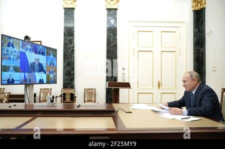 Moscou, Russie. 10 mars 2021. Le président russe Vladimir Poutine organise une réunion vidéo-conférence avec des hauts responsables du gouvernement de la Fédération de Russie du Kremlin le 10 mars 2021 à Moscou, en Russie. Credit: Planetpix/Alamy Live News Banque D'Images