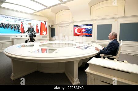 Moscou, Russie. 10 mars 2021. Le président russe Vladimir Poutine et le président turc Recep Tayyip Erdogan participent à une cérémonie virtuelle pour le lancement de la construction de la centrale nucléaire d’Akkuyu dans la province de Mersin en Turquie par vidéoconférence du Kremlin le 10 mars 2021 à Moscou, en Russie. Credit: Planetpix/Alamy Live News Banque D'Images