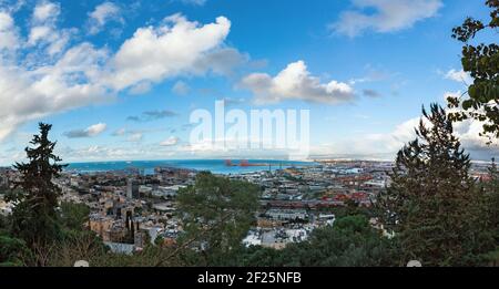 panorama du port de Haïfa sur le fond de Nuages en Israël Banque D'Images