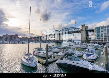 Port de plaisance de Vancouver, False Creek, vue depuis le quai des ferries de Hornby Street. Burrard Street Bridge en arrière-plan. Banque D'Images