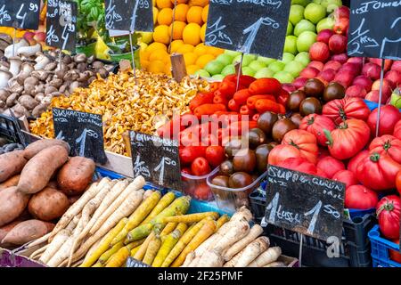 Différents types de légumes et quelques fruits à vendre à un marché Banque D'Images