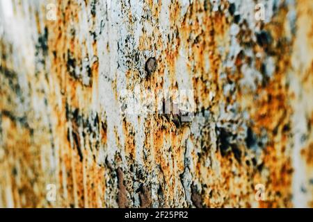 Texture d'un mur en métal avec des fissures et des rayures qui peuvent être utilisées comme fond. fer Banque D'Images