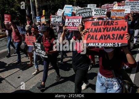 Divers groupes militants appellent à l'expulsion du Président Rodrigo Duterte près du Palais Malacanang à Manille, Philippines. Banque D'Images