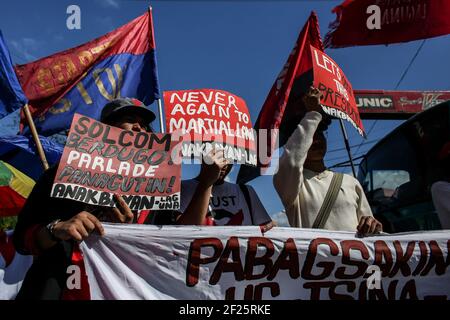 Les manifestants tiennent des pancartes alors qu'ils appellent à l'éviction du président Rodrigo Duterte près du palais Malacanang à Manille, aux Philippines. Banque D'Images