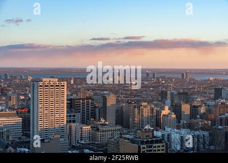 Le Skyline de Montréal dans la soirée Banque D'Images