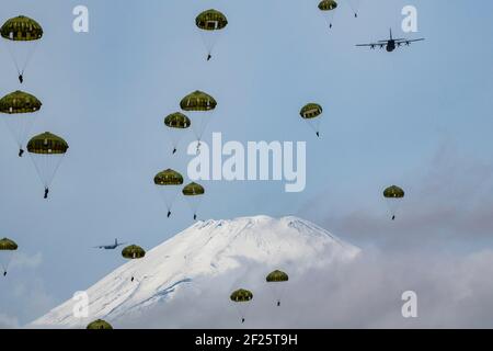 Gotemba, Japon. 09e mars 2021. Soldats de la Force d'autodéfense au sol du Japon affectés au parachute de la 1re Brigade aéroportée d'un avion Super Hercules C-130J de la Force aérienne des États-Unis pendant l'exercice Airborne 21 au Camp Fuji le 9 mars 2021 près de Gotemba, au Japon. L'exercice Airborne 21 est la plus importante opération aérienne américaine-japonaise de l'histoire. Credit: Planetpix/Alamy Live News Banque D'Images