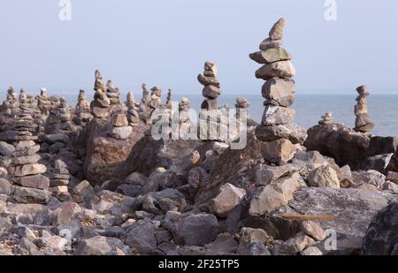 Plage avec des centaines de pierres d'équilibrage ou de rochers équilibrés empilés / empilés comme cairns par le public à Barton on Sea pendant la crise de Covid. Banque D'Images