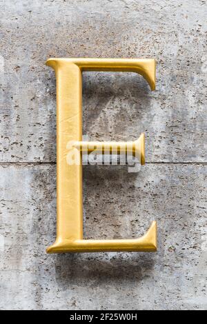 Lettre d'or E avec sérifs transparents Banque D'Images