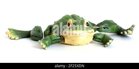 Bande dessinée souvenir d'une grande grenouille verte (céramique), isolée sur blanc Banque D'Images