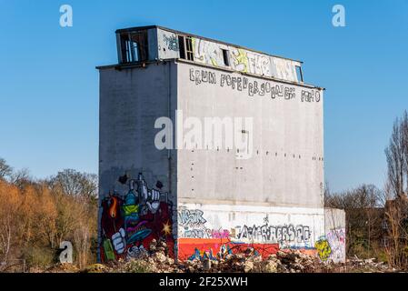 Stambridge Mill, sur la rivière Roach à l'est de Rochford. L'usine de marée a été endommagée par un incendie et démolie pour la plupart, laissant d'énormes silos. Banque D'Images