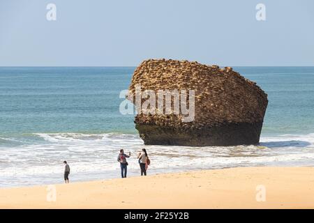 Huelva, Espagne - 7 mars 2021 : plage de Matalascañas ou Torre de la Higuera, huelva, Andalousie, Espagne. Fondations de la tour de guet, qui sont overturne Banque D'Images