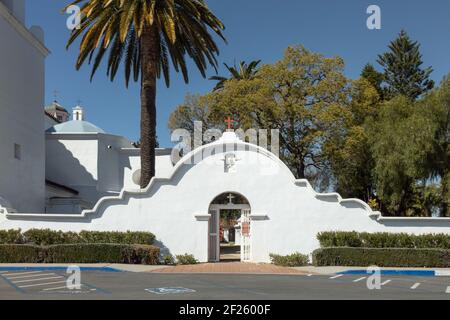 Oceanside, Californie États-Unis - 5 mars 2021 : entrée du cimetière à Mission San Luis Rey, palmiers, porte ouverte, format horizontal Banque D'Images