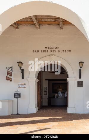 Oceanside, Californie États-Unis - 5 mars 2021 : entrée du musée Mission San Luis Rey avec des appliques murales en fer forgé, des panneaux de musée et de boutique de cadeaux Banque D'Images