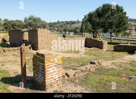 Oceanside, Californie, États-Unis - 5 mars 2021 : ruines des soldats sur la pelouse de Mission San Luis Rey avec arbre à poivre derrière Banque D'Images