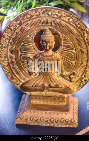 Figurine de Bouddha sur fond de cercles de bronze. Figurine sacrée à l'intérieur. Banque D'Images