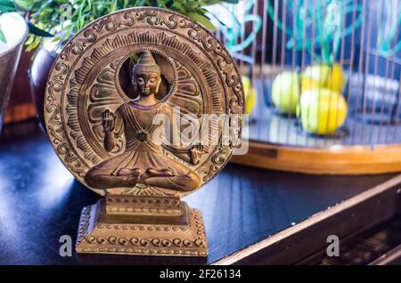 Figurine de Bouddha sur fond de cercles de bronze. Figurine sacrée à l'intérieur. Banque D'Images