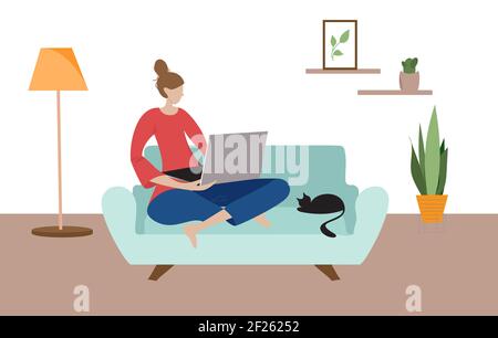 Femme travaillant à la maison sur son ordinateur et assise sur son canapé avec son chat noir. Illustration vectorielle de style plat pour la pigiste, le travail à domicile, o Illustration de Vecteur