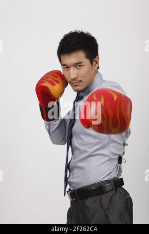 Un jeune homme d'affaires en gants rouges Banque D'Images