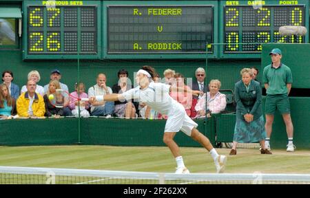 CHAMPIONNAT DE TENNIS DE WIMBLEDON 12E JOUR FINALE HOMMES RODGER FEDERER BAT ANDY RODDICK 3/7/2005 PHOTO DAVID ASHDOWNWIMBLEDON TENNIS Banque D'Images