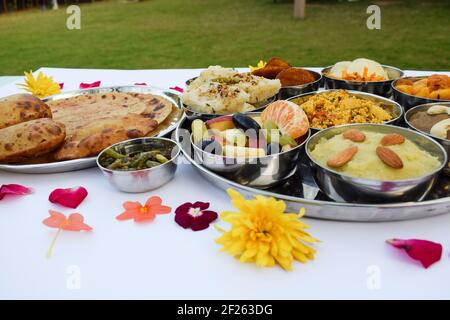 Cuisine indienne à jeun produits alimentaires Upwas dans le repas Thali compere pour le jeûne religieux Banque D'Images