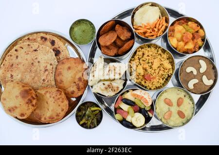 Nourriture rapide indienne Gujarati Uppwas proposée à Thali Repas complet avec cuisine Jain Banque D'Images