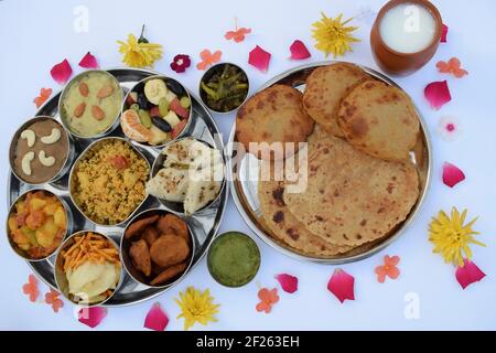 Nourriture rapide indienne Gujarati Uppwas proposée à Thali Repas complet avec cuisine Jain Banque D'Images