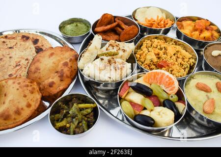 Nourriture rapide indienne Gujarati Uppwas proposée à Thali Repas complet avec cuisine Jain Banque D'Images