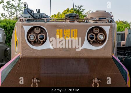 Séoul, Corée du Sud. 27 mai 2017. Véhicule amphibie d'assaut, véhicule d'atterrissage, à chenilles, personnel-7 (LVTP-7) au Musée de la guerre de Corée. Banque D'Images