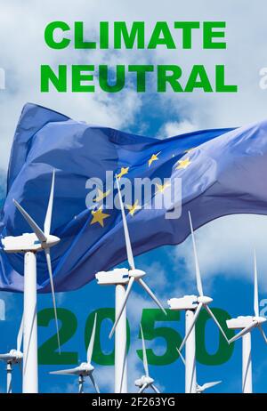 Climat neutre 2050 avec drapeau de l'UE et éoliennes. Émissions nettes de carbone zéro 2050, réchauffement de la planète, changement climatique... concept Banque D'Images