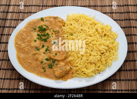 Poulet Korma curry doux avec riz pilau Banque D'Images
