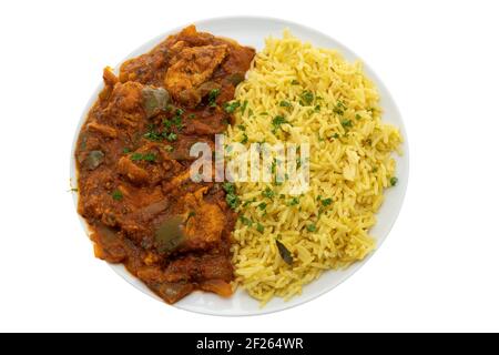 Poulet Jalfrezi au riz pilau servi sur une assiette blanche - fond blanc Banque D'Images