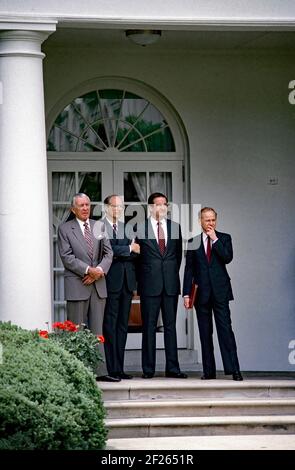 Washington, DC. États-Unis, le 13 mai 1986 L-R Chef de cabinet de la Maison-Blanche Donald Regan, Maison-Blanche aide W. Dennis Thomas, Directeur des communications de la Maison-Blanche Patrick J. Buchanan, aide non identifiée de la Maison-Blanche, Alors que le président Ronald Reagan prononçait le discours de commencement devant la classe senior de l'école secondaire John A. Holmes dans le jardin des roses de la Maison Blanche, Reagan a ensuite posé des questions au groupe après son discours Banque D'Images