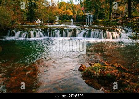 Cascade sur le canyon de la rivière Korana dans le village de Rastoke. Slunj en Croatie. Près du parc national des lacs de Plitvice Banque D'Images