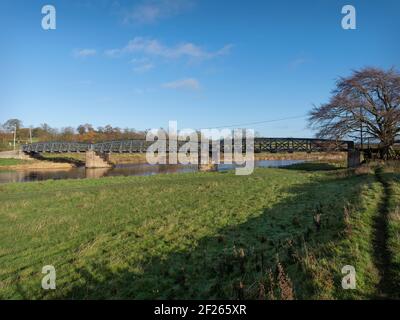 Pont routier sur la rivière Teviot, Nisbet, frontières écossaises, Royaume-Uni Banque D'Images