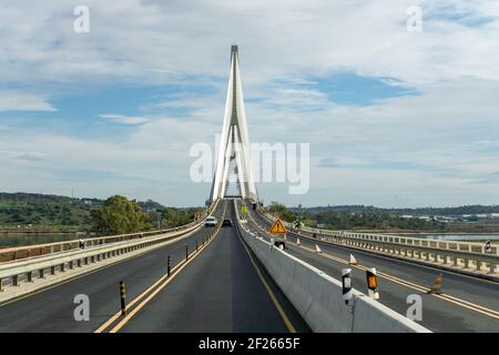 Site de construction et trafic sur le Puente Internacional de Guadiana Banque D'Images