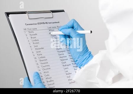 Médecin ou travailleur médical remplissant ou vérifiant le coronavirus Covid 19 protocole de test Banque D'Images